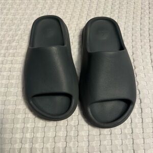 Yeezy slate gray slides 🩶